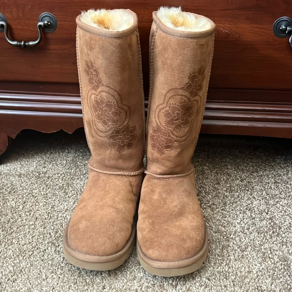 UGG BOOTS - Picture 1 of 3